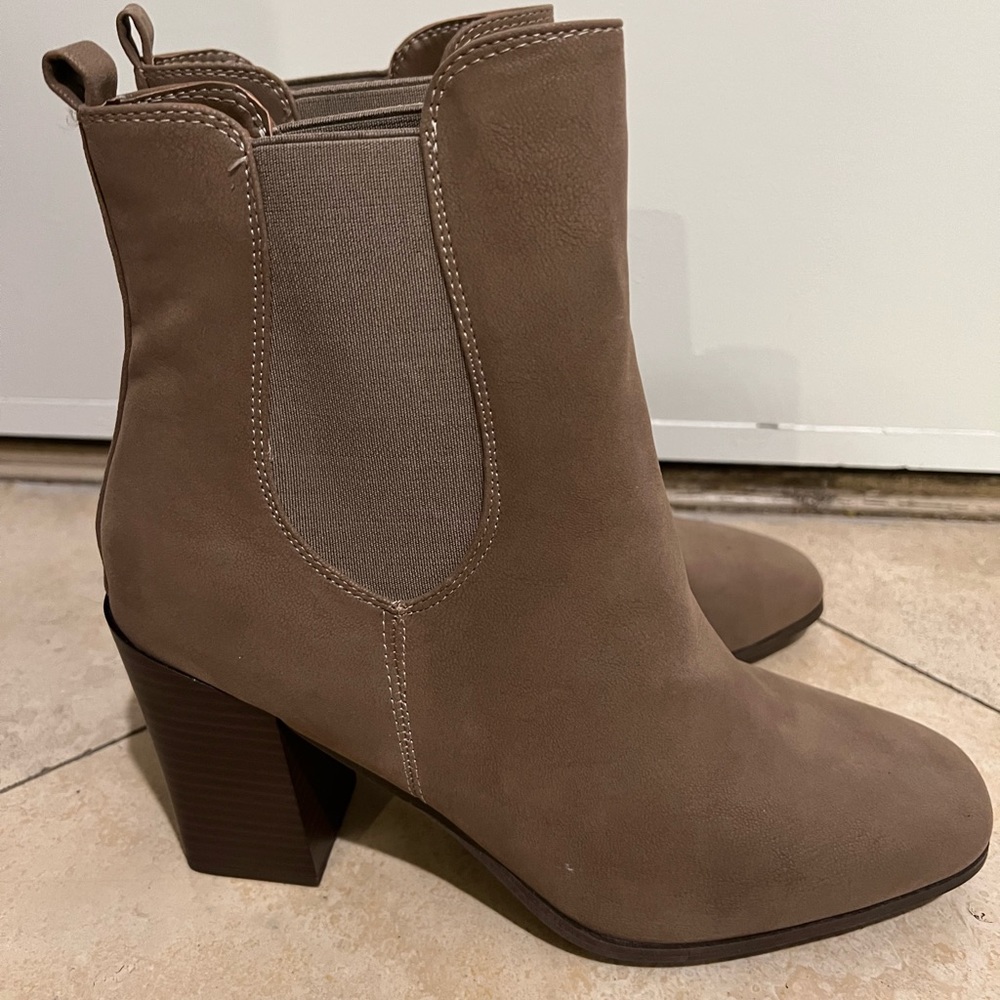 Journee Collection Women Maxie TruComfort Foam Pull On Stacked Heel Booties 12